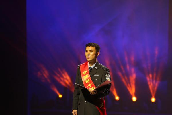 王营定：在窗口服务群众也能展现公安风采