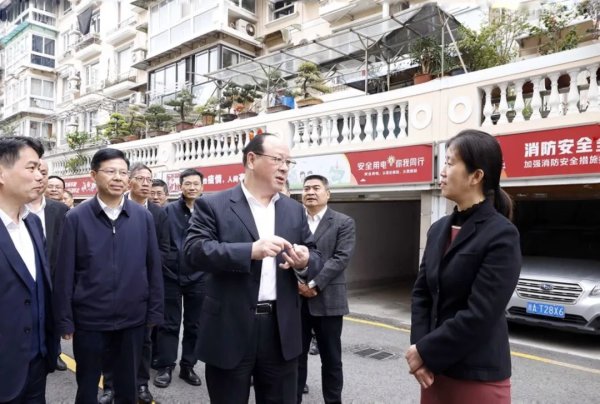 彭佳学调研现代社区建设：构筑共建共治共享治理格局